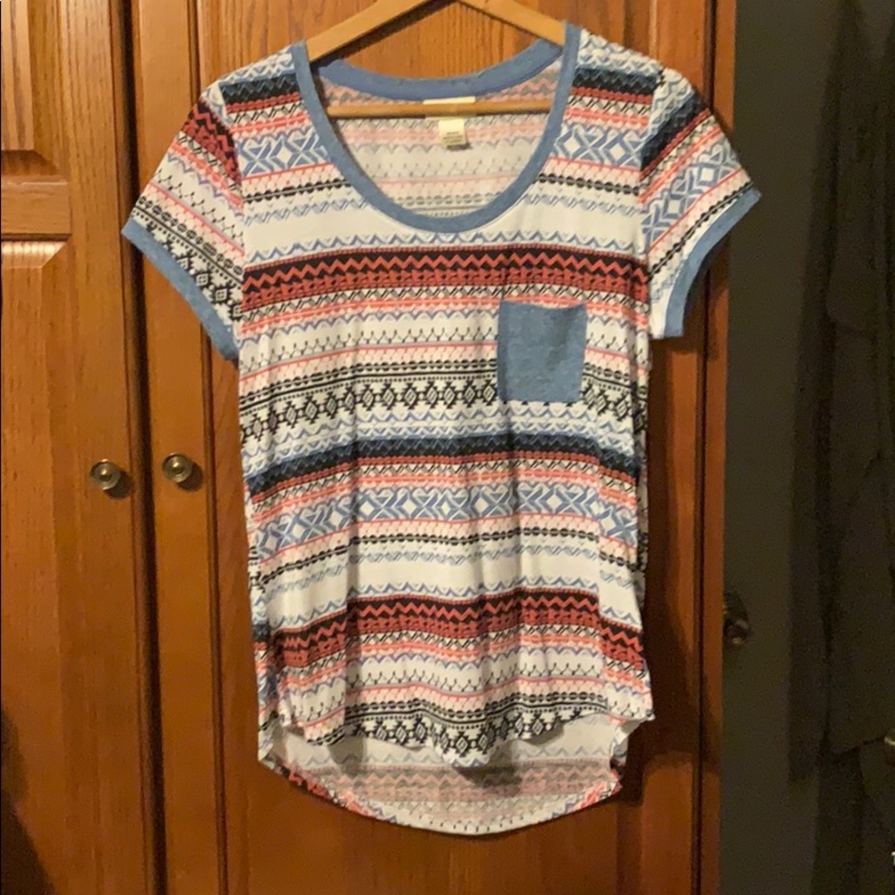 Scoop neck pocket t-shirt